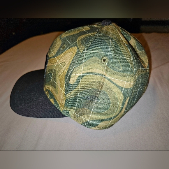 Helly Hansen Hat with an adjustable snap back - Picture 2 of 6